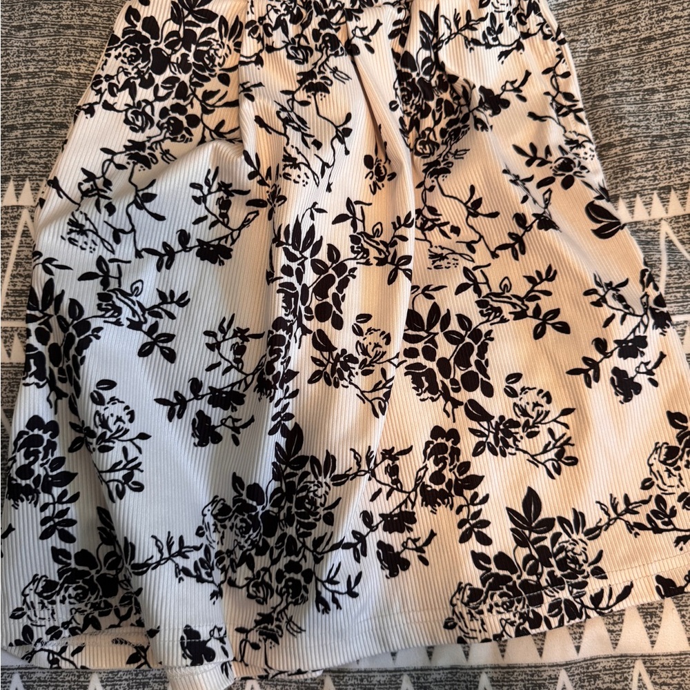 Floral Black and White Women's shorts